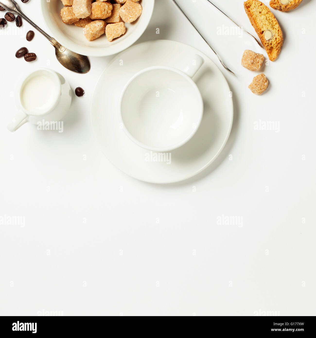 Vue de dessus de l'Espresso Café, lait et sucre sur blanc. Arrière-plan avec l'emplacement pour un texte Banque D'Images