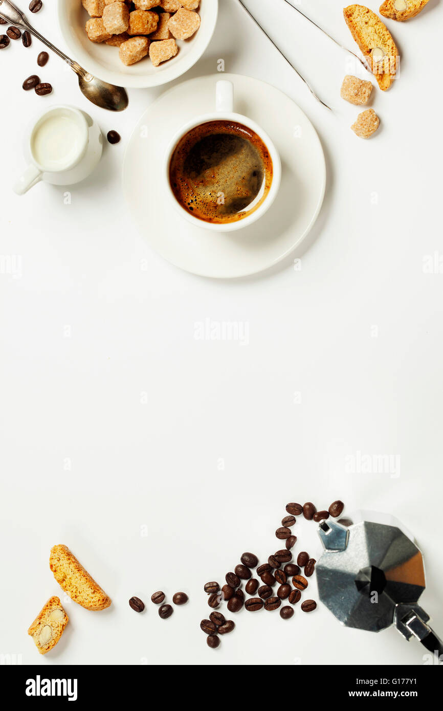 Vue de dessus de l'Espresso Café, lait et sucre sur blanc. Arrière-plan avec l'emplacement pour un texte Banque D'Images
