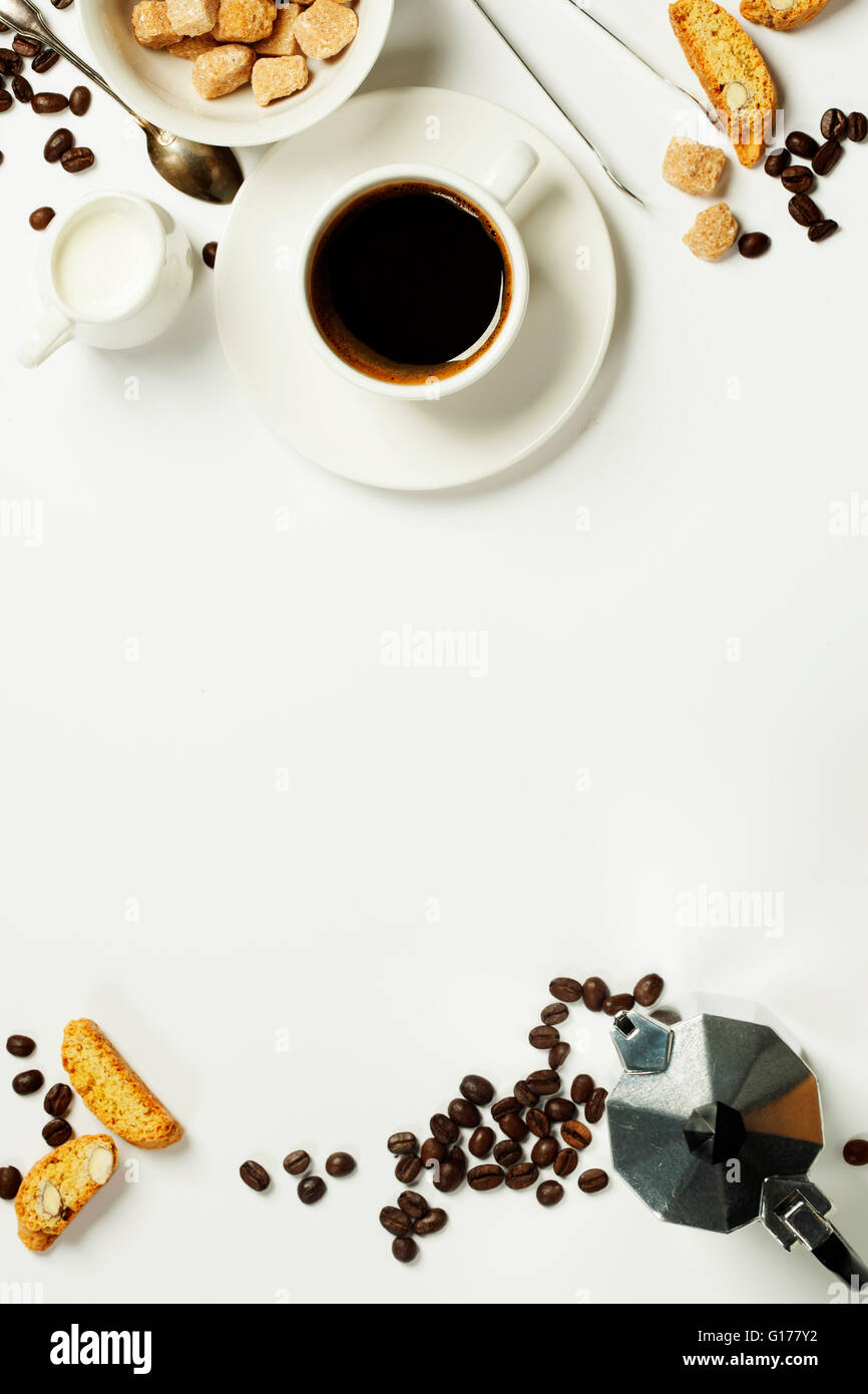 Vue de dessus de l'Espresso Café, lait et sucre sur blanc. Arrière-plan avec l'emplacement pour un texte Banque D'Images
