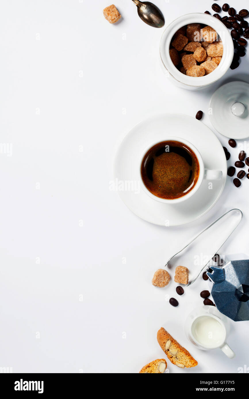 Vue de dessus de l'Espresso Café, lait et sucre sur blanc. Arrière-plan avec l'emplacement pour un texte Banque D'Images