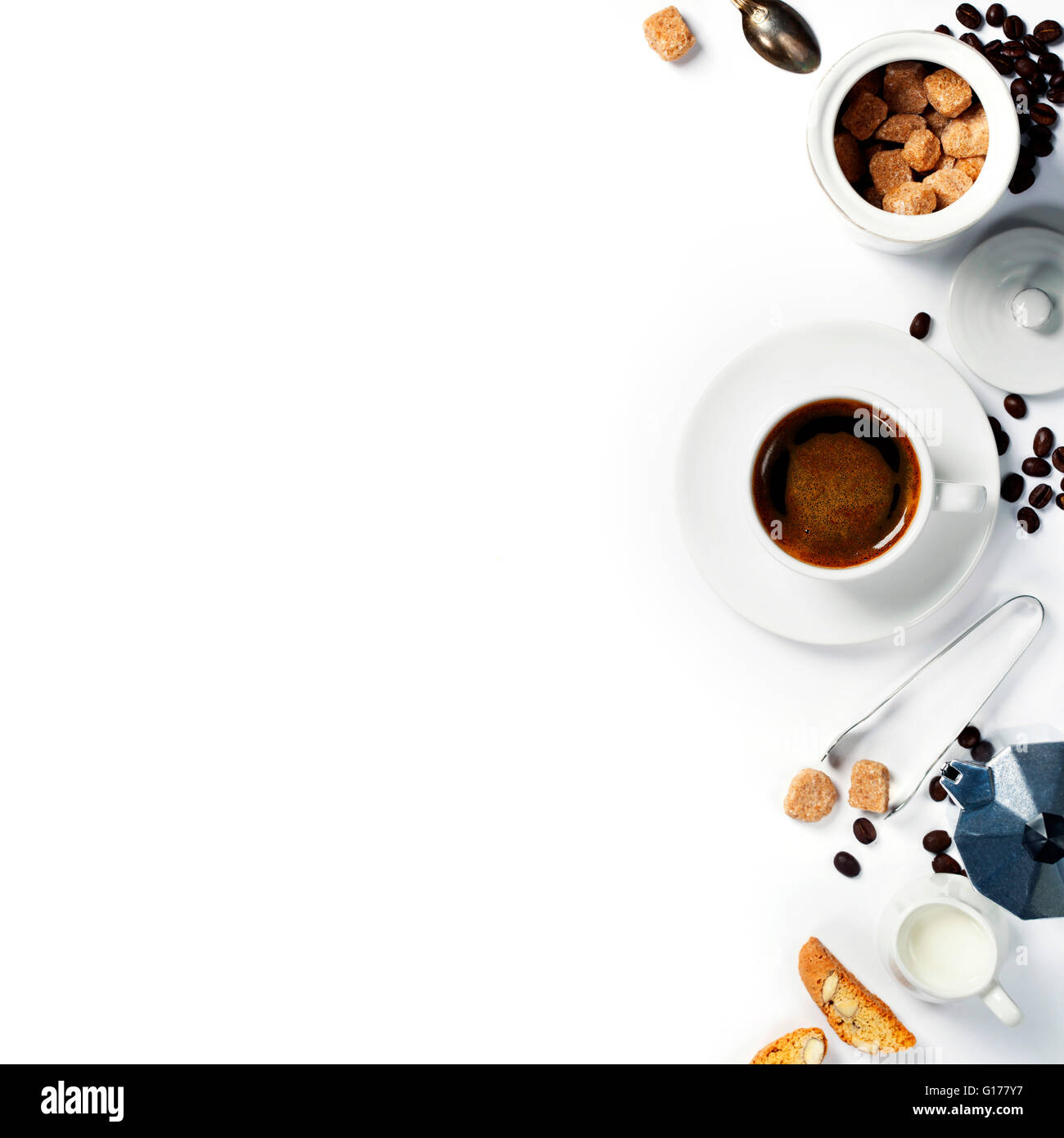 Vue de dessus de l'Espresso Café, lait et sucre sur blanc. Arrière-plan avec l'emplacement pour un texte Banque D'Images