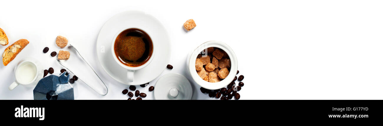 Vue de dessus de l'Espresso Café, lait et sucre sur blanc. Arrière-plan avec l'emplacement pour un texte Banque D'Images