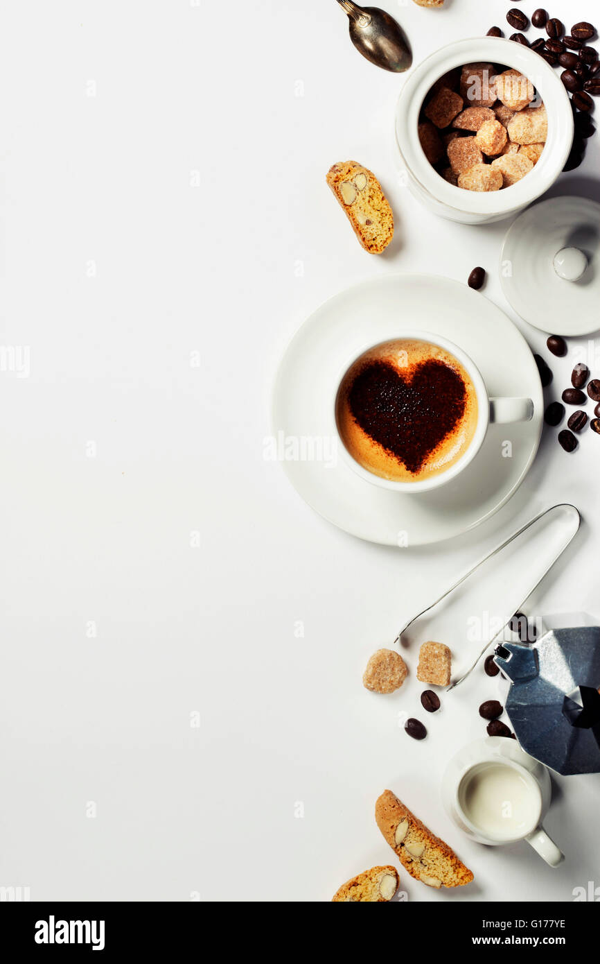 Vue de dessus de l'Espresso Café, lait et sucre sur blanc. Arrière-plan avec l'emplacement pour un texte Banque D'Images