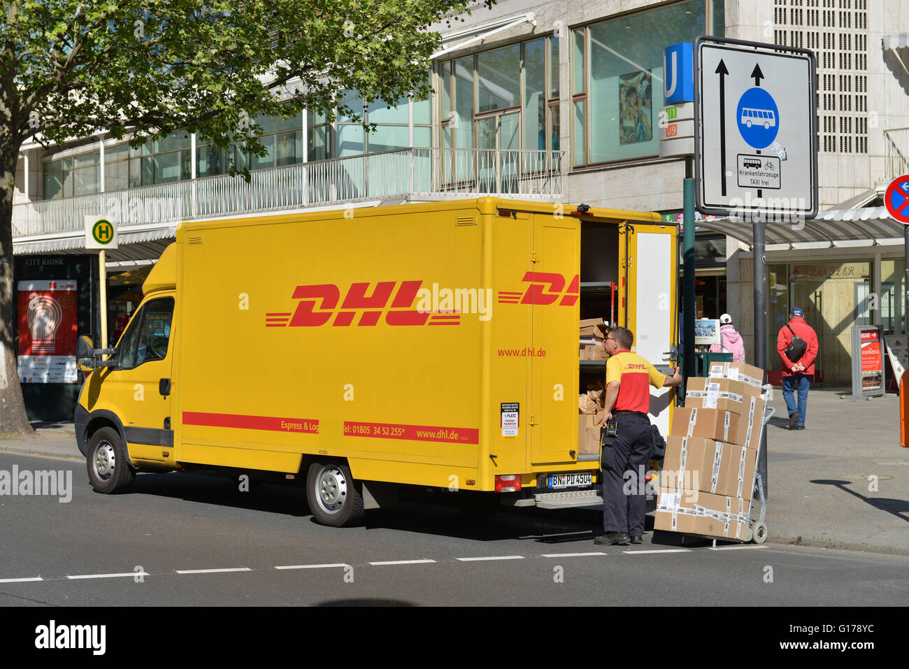 DHL, Paketbote, Tauentzienstrasse, Charlottenburg, Berlin, Deutschland Banque D'Images