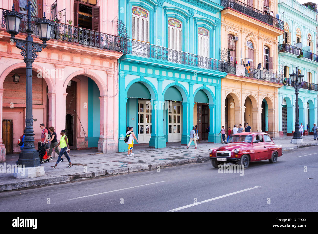 La HAVANE, CUBA - 18 avril : Classic vintage car et bâtiments coloniaux colorés dans la rue principale de la vieille ville de La Havane, le 18 avril, 2016 Banque D'Images