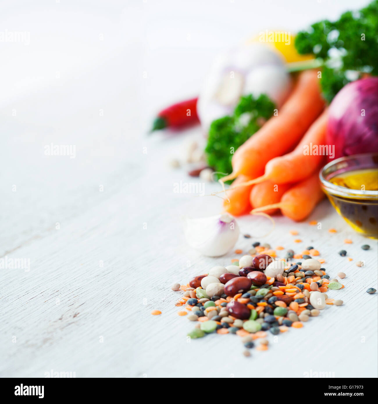 Mélange de haricots rouges, lentilles, pois verts et pois chiches aux légumes over white Banque D'Images