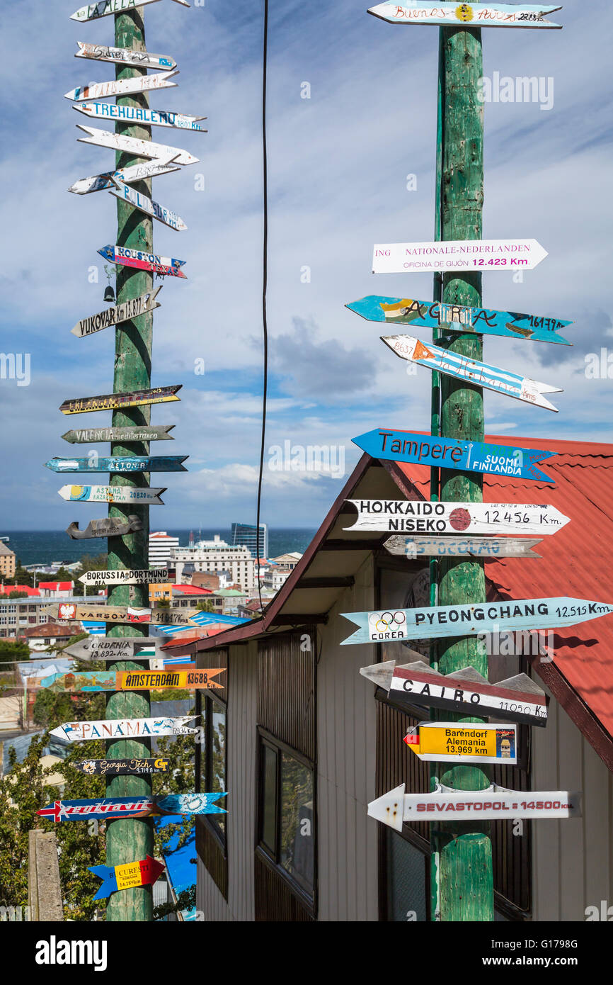 Les panneaux d'orientation avec vue sur Punta Arenas, Chili, Amérique du Sud. Banque D'Images