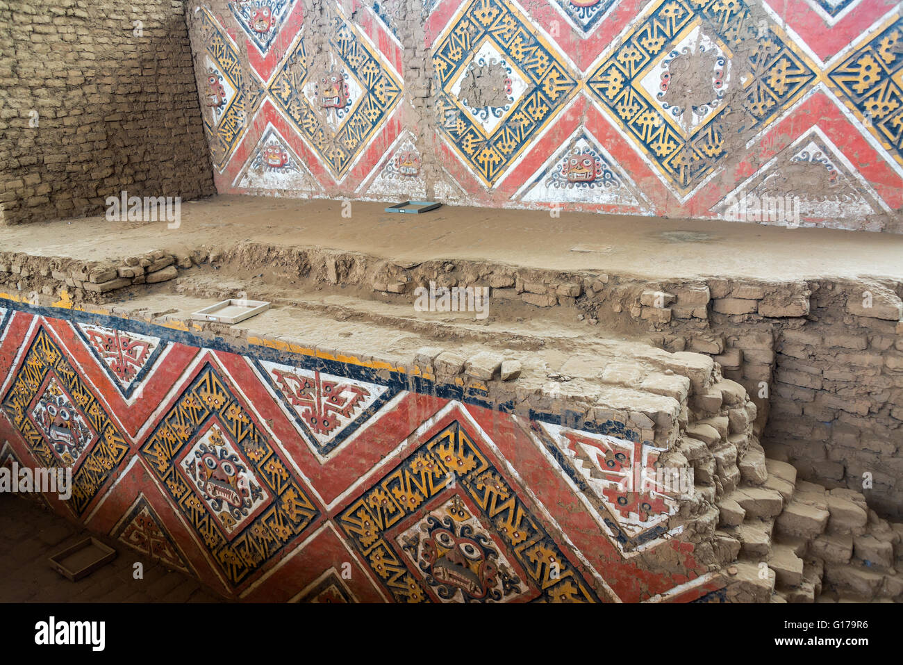 Murales colorées dans l'antique Huaca de la Luna à Trujillo, Pérou Banque D'Images