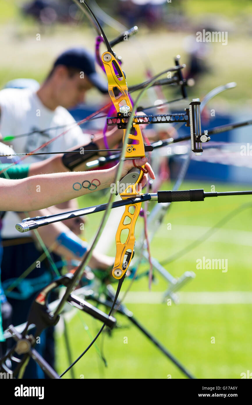 Les gens sont le tir avec arcs recurve lors des concours de tir à l'ouvrir. Arcs nad mains seulement. Banque D'Images