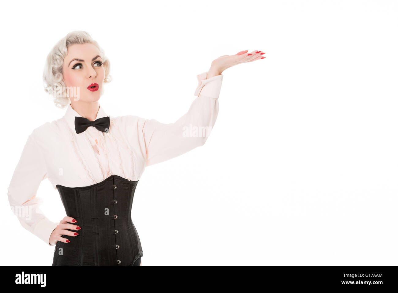 Happy retro burlesque dancer en noeud papillon, stretch shirt & corset, isolé sur blanc avec un espace réservé au texte Banque D'Images