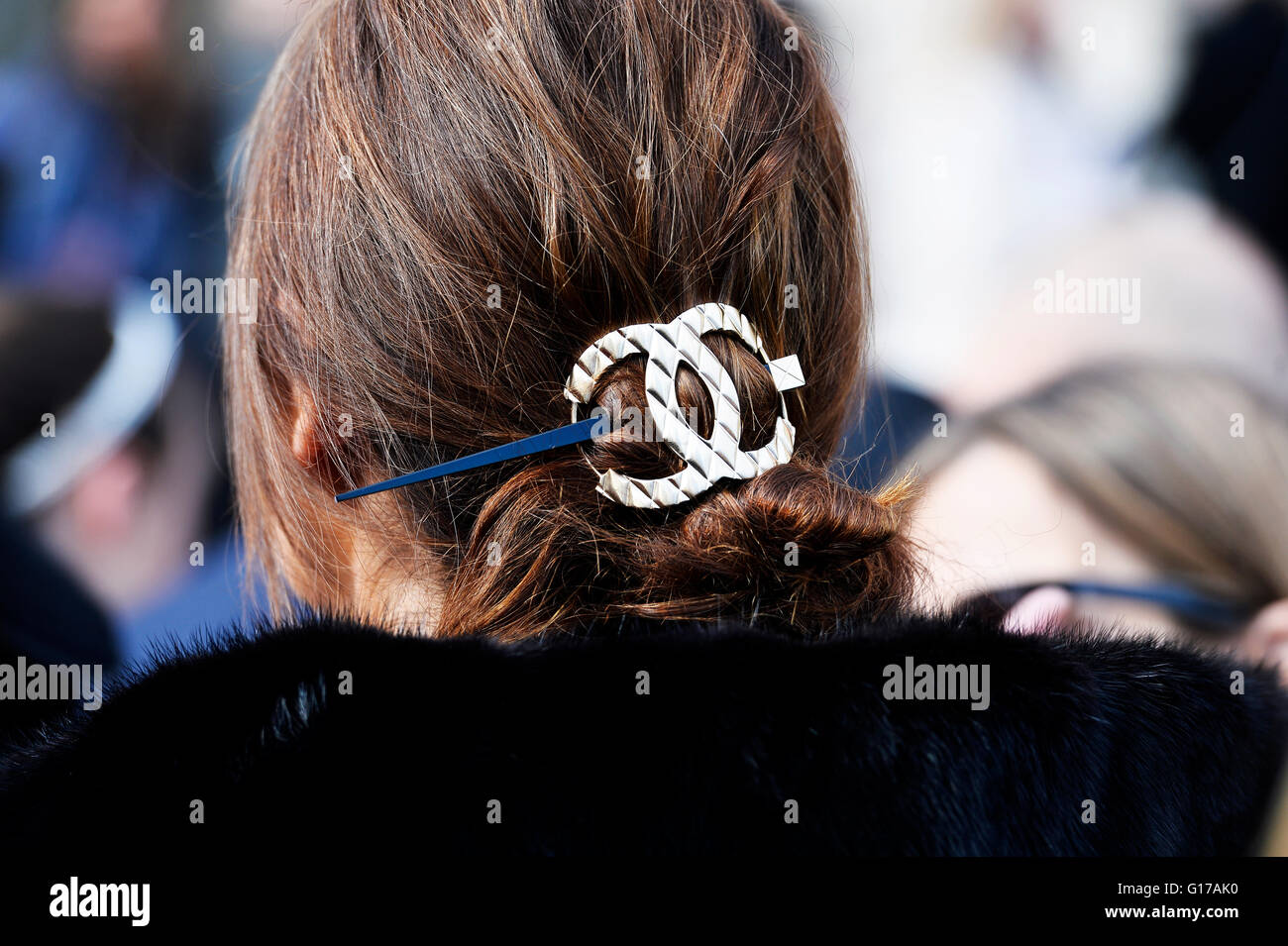 Pince à cheveux Chanel - Street style, Paris Fashion week RTW 2016-2017  Photo Stock - Alamy
