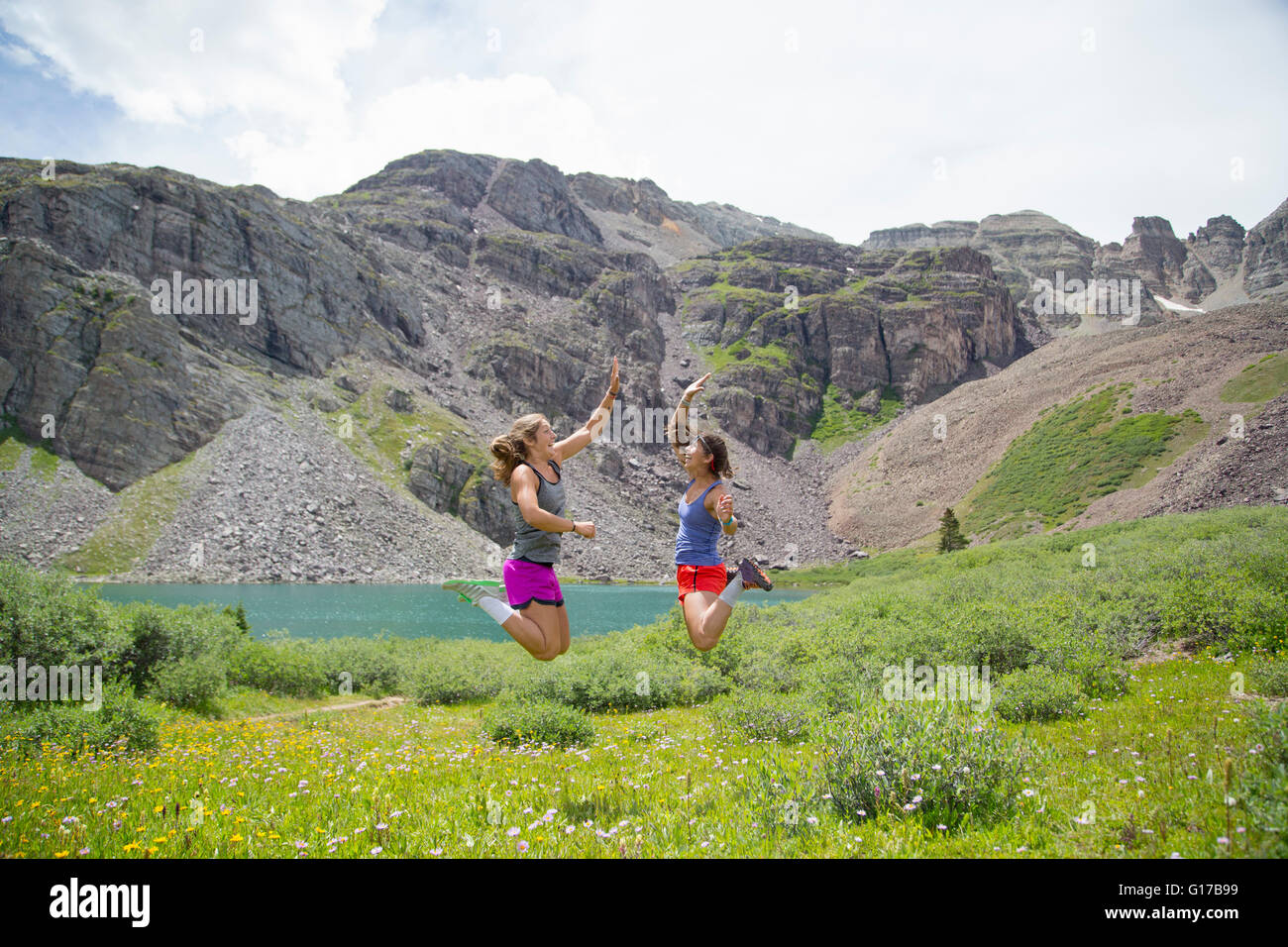 Les femmes se réjouir de l'air, la cathédrale, le lac Aspen, Colorado Banque D'Images