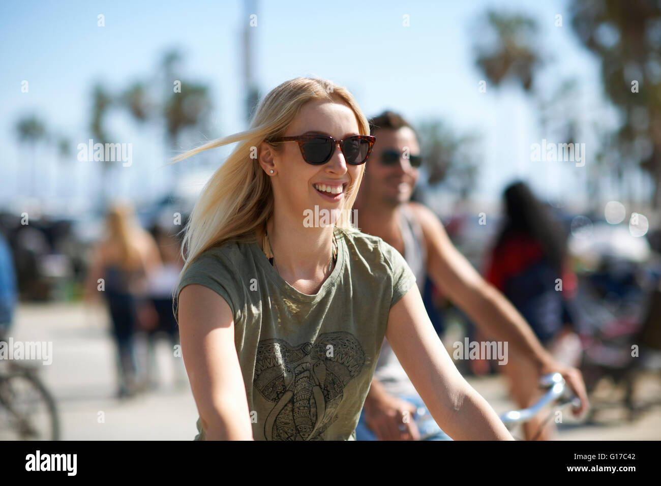 Jeune femme et petit ami de cyclisme à Venice Beach, Los Angeles, Californie, USA Banque D'Images