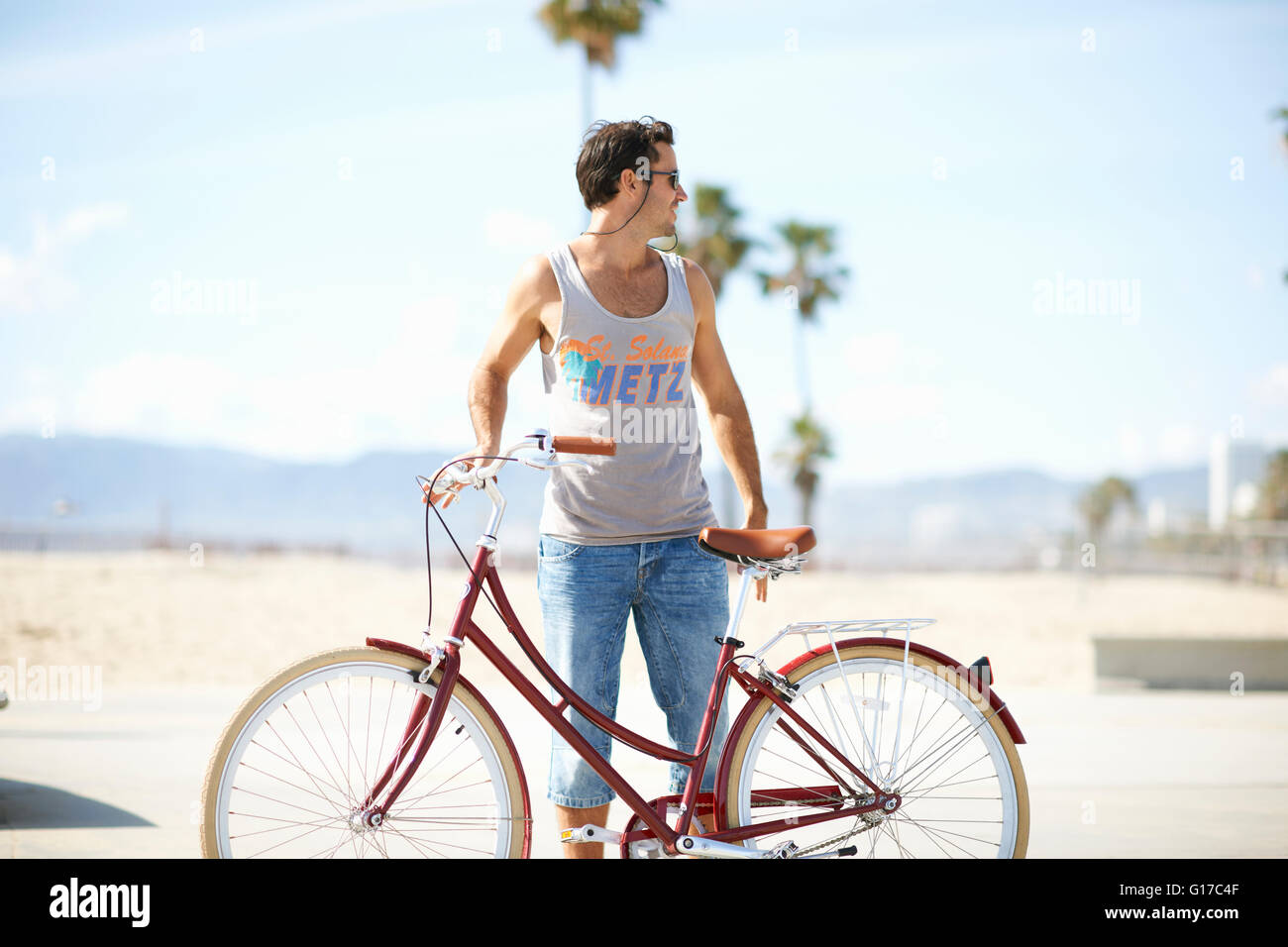 Retour à l'homme tout en cyclisme à Venice Beach, Los Angeles, Californie, USA Banque D'Images
