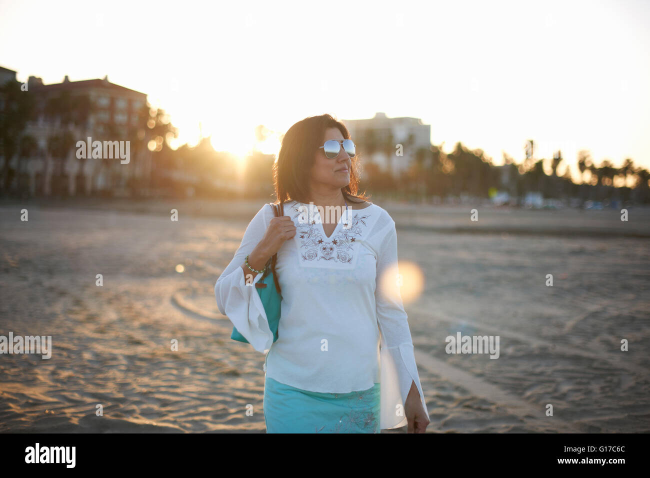 Femme se promenant sur la plage de Santa Monica au coucher du soleil, Cresent City, California, USA Banque D'Images