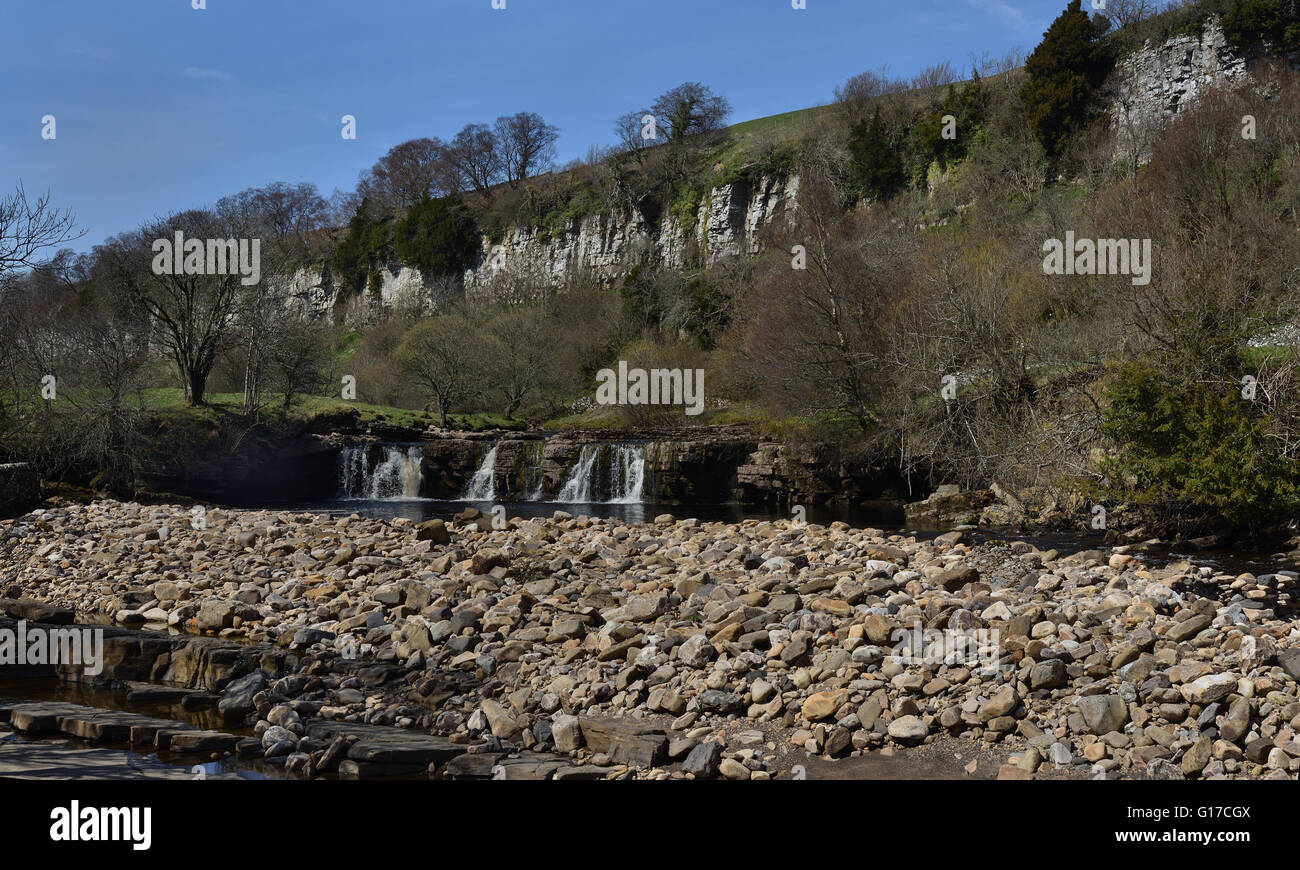 Keld, Swaledale, Wainwath Falls, rivière Swale, et Cotterby cicatrice, Yorkshire Dales National Park, North Yorkshire, Angleterre, Royaume-Uni. Banque D'Images