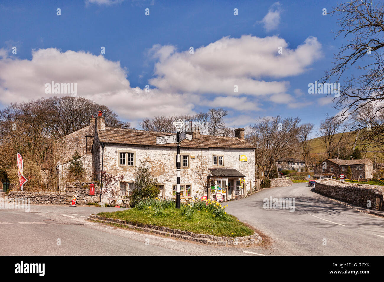 Vieux chalets et boutique dans le village de Malham, Yorkshire Dales National Park, North Yorkshire, England, UK Banque D'Images