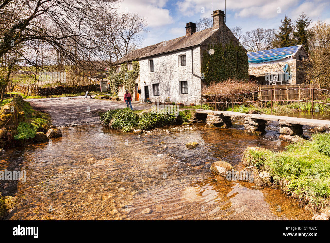 Gites dans le village de Malham, et Ford à l'Malham Beck, Yorkshire Dales National Park, North Yorkshire, England, UK Banque D'Images