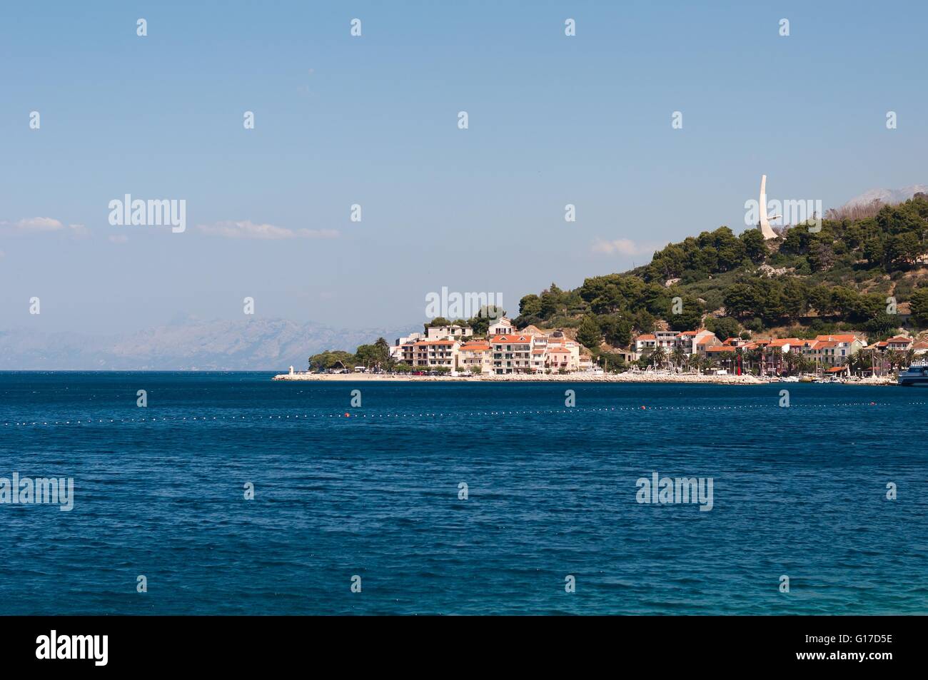 Mer Adriatique à Podgora en Croatie avec les ailes de Seagull monument en arrière-plan Banque D'Images