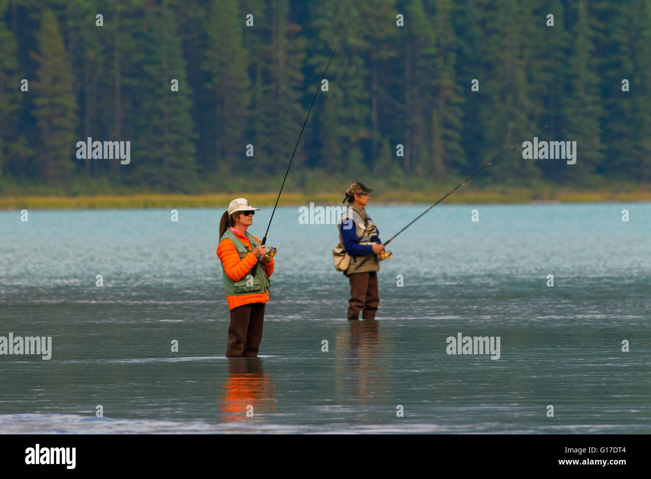 L'homme et la femme dans le lac de pêche de mouche Banque D'Images