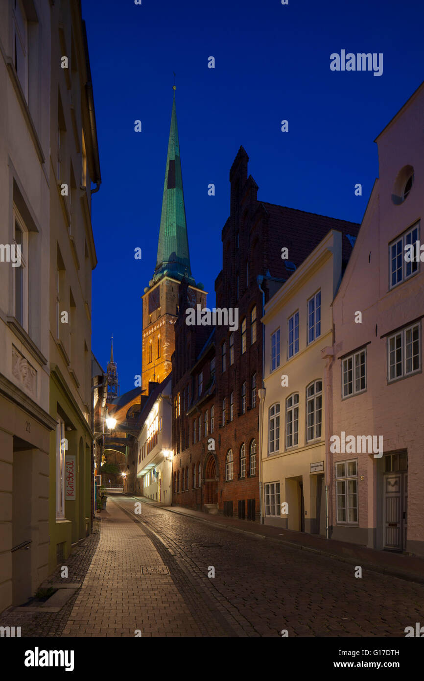 La Jakobikirche gothique brique / église St Jakobi la nuit, la ville hanséatique de Lübeck, Schleswig-Holstein, Allemagne Banque D'Images