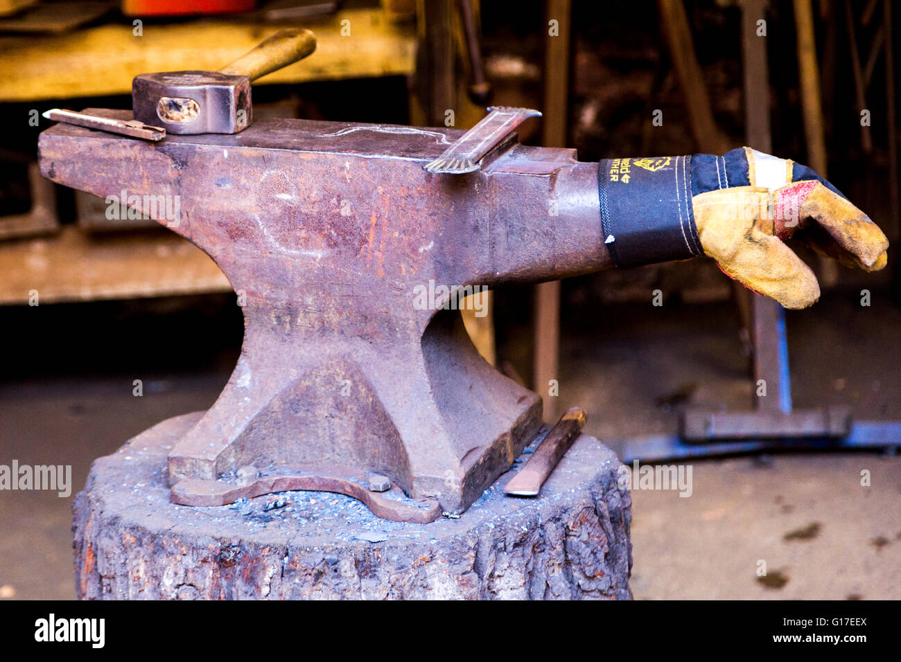 Un forgeron forge et travail à l'œuvre dans Village Cockington, Cockington, Torquay, Devon, England, UK Banque D'Images
