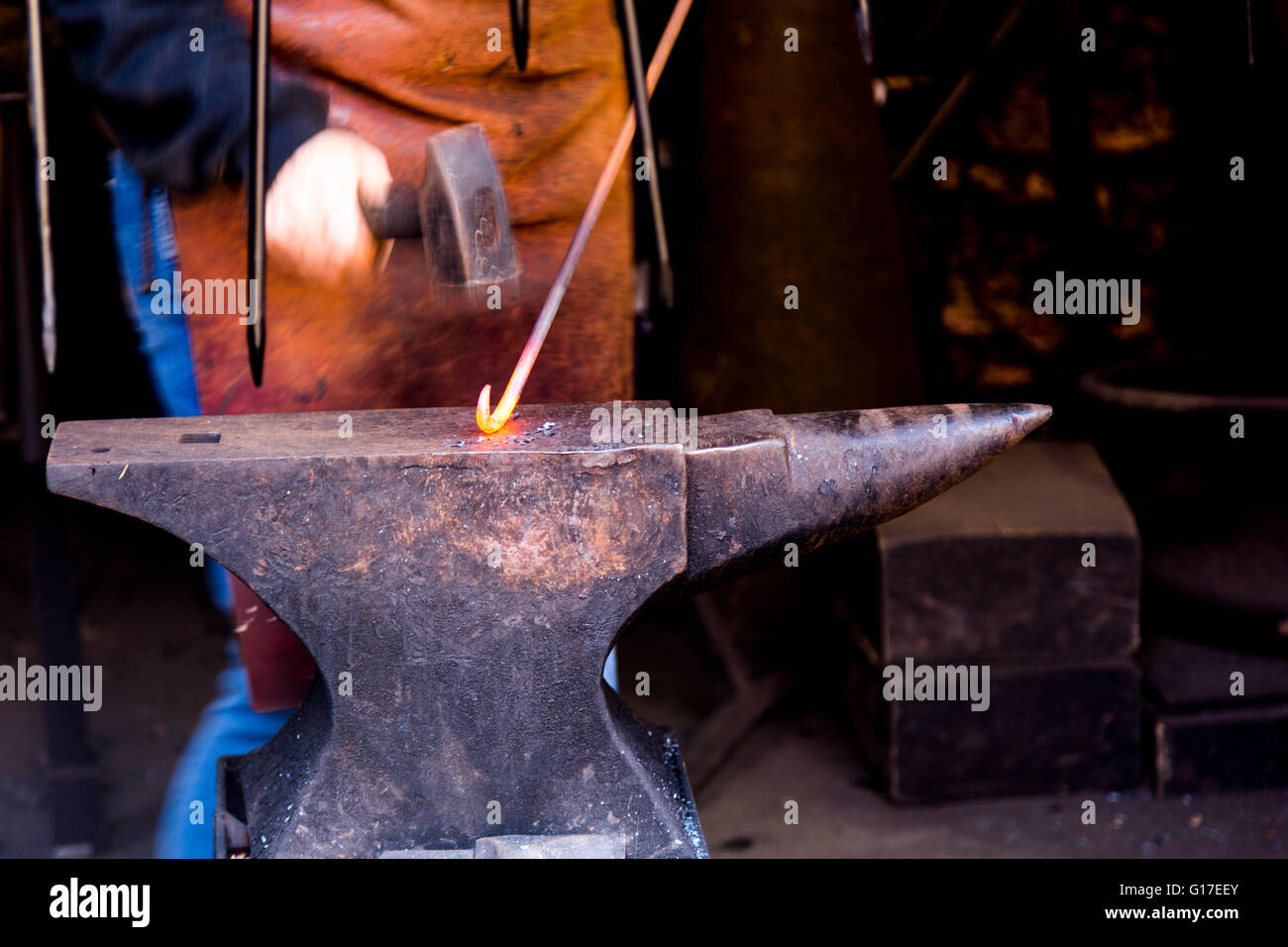 Un forgeron forge et travail à l'œuvre dans Village Cockington, Cockington, Torquay, Devon, England, UK Banque D'Images