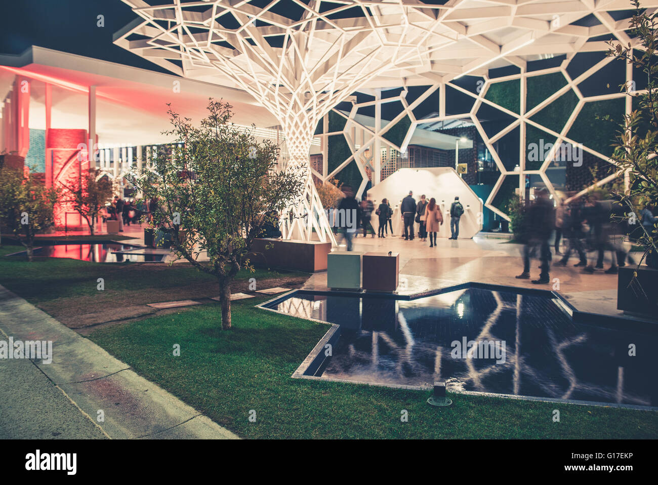 Walway de nuit dans la ville moderne Banque D'Images