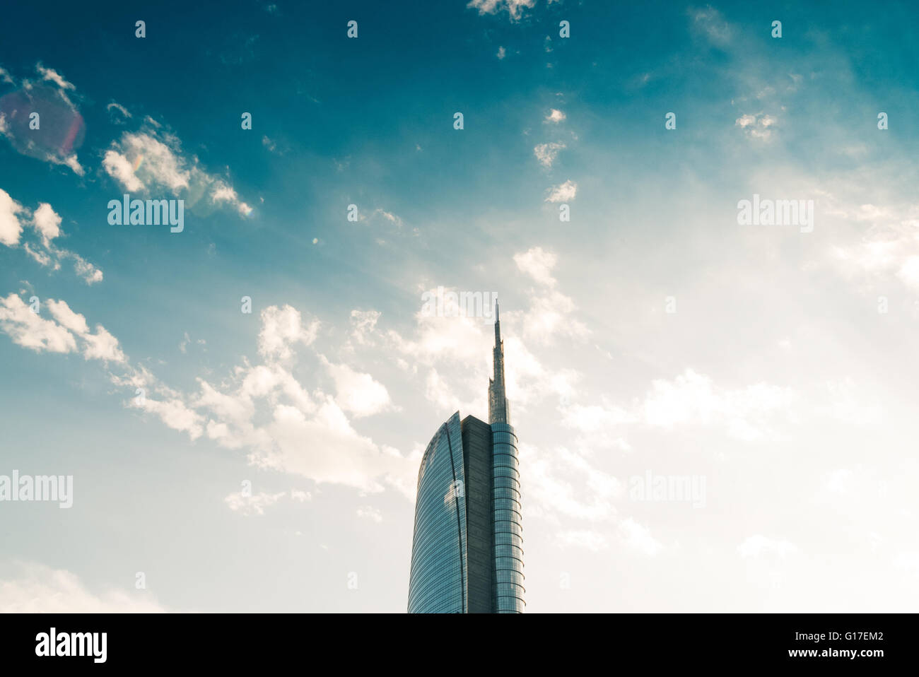 Tour moderne de haut et le ciel Banque D'Images