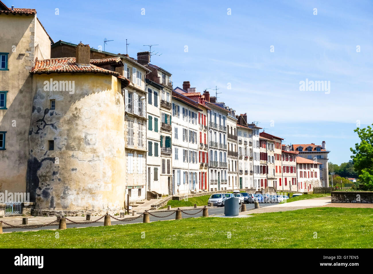 Publiez bâtiments médiévaux, maisons de marchands et les murs de Bayonne, Pays basque, Aquitaine, France. Banque D'Images