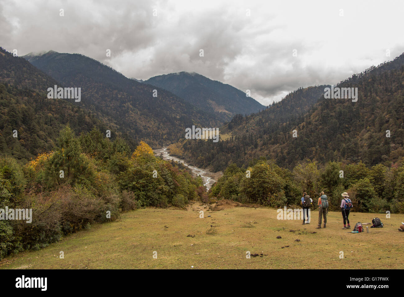 Randonneurs sur le Merak-Sakteng trek dans l'est du Bhoutan Banque D'Images