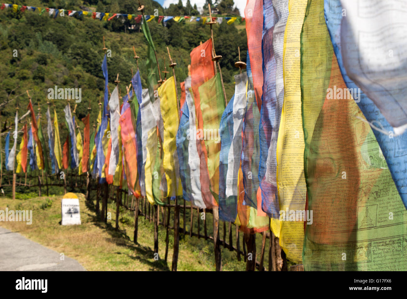 Les drapeaux de prières sur le bord de la route de l'est du Bhoutan Banque D'Images