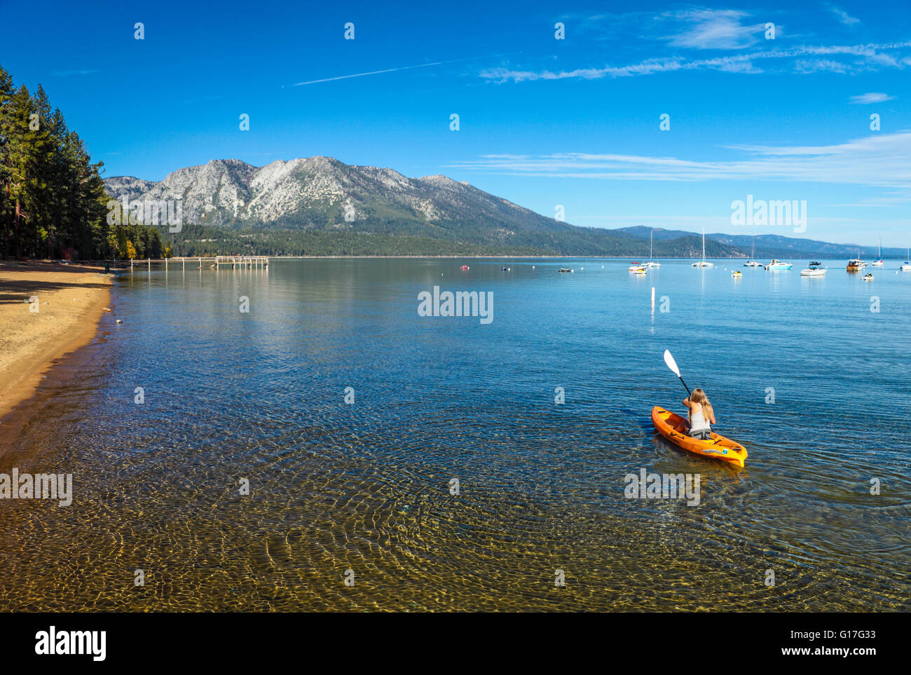 La kayakiste dans Lake Tahoe près du Camp Richardson Banque D'Images
