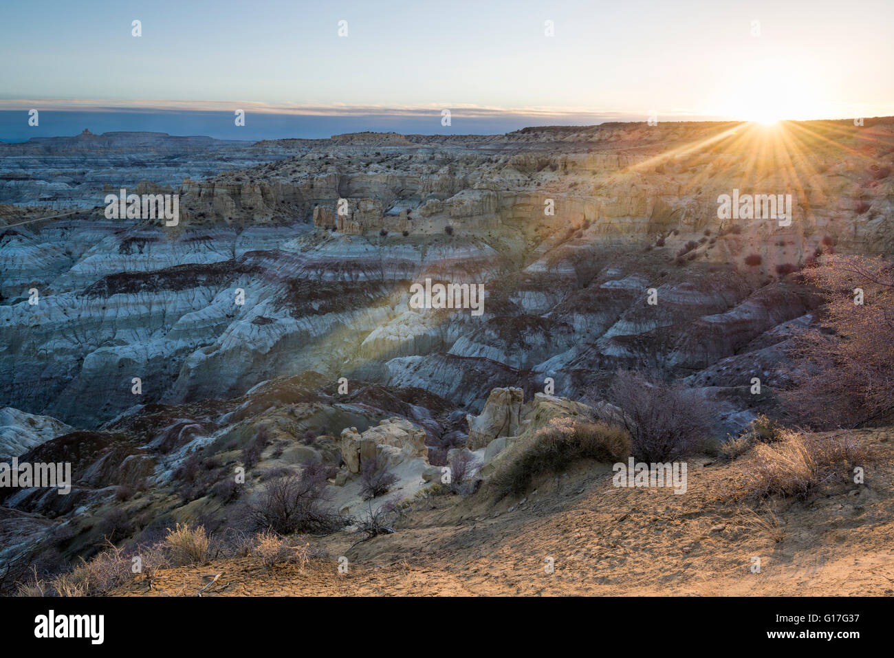 Badlands érodées au lever du soleil, Angel Peak Nat. Zone de loisirs, Nouveau Mexique. Banque D'Images