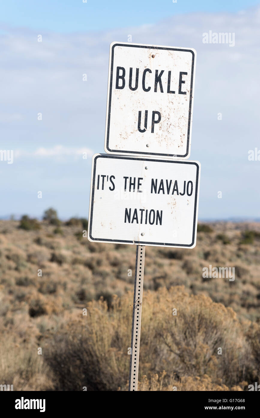 Buckle Up signe sur la Nation Navajo, Nouveau Mexique. Banque D'Images