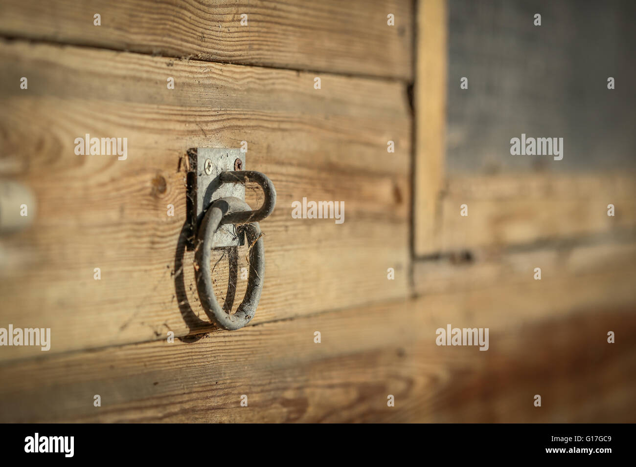 Mur en bois avec une poignée anneau Banque D'Images