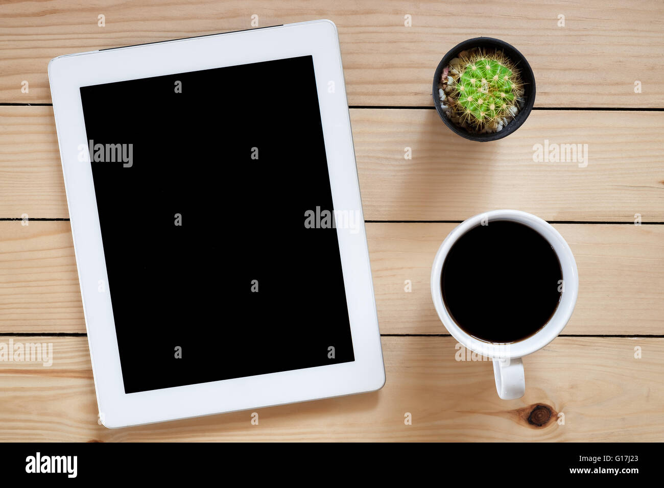 Travail de bureau avec écran vide comprimé et tasse à café sur table en bois rustique.vue d'en haut Banque D'Images