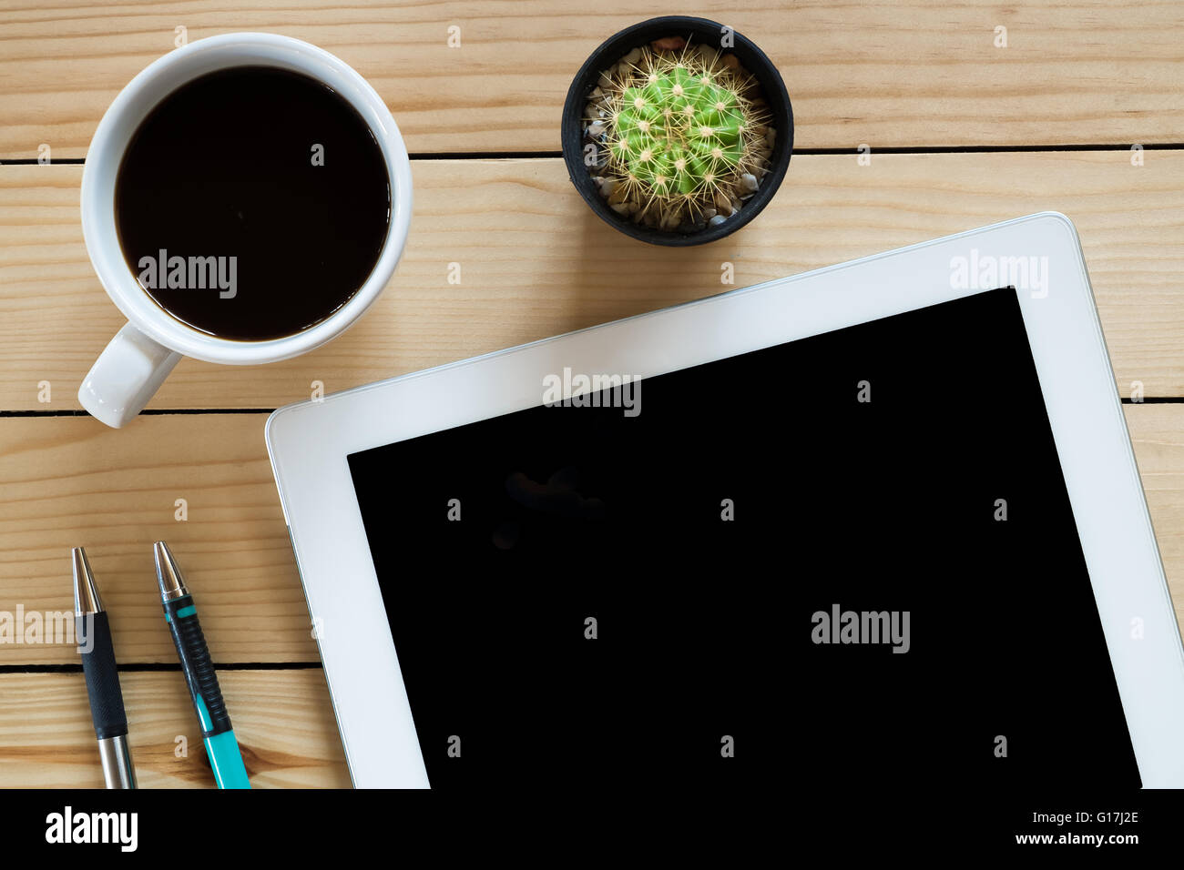 Fonds de bureau avec écran vide,tablette,stylo et crayon sur la tasse de café table rustique en bois.vue d'en haut Banque D'Images