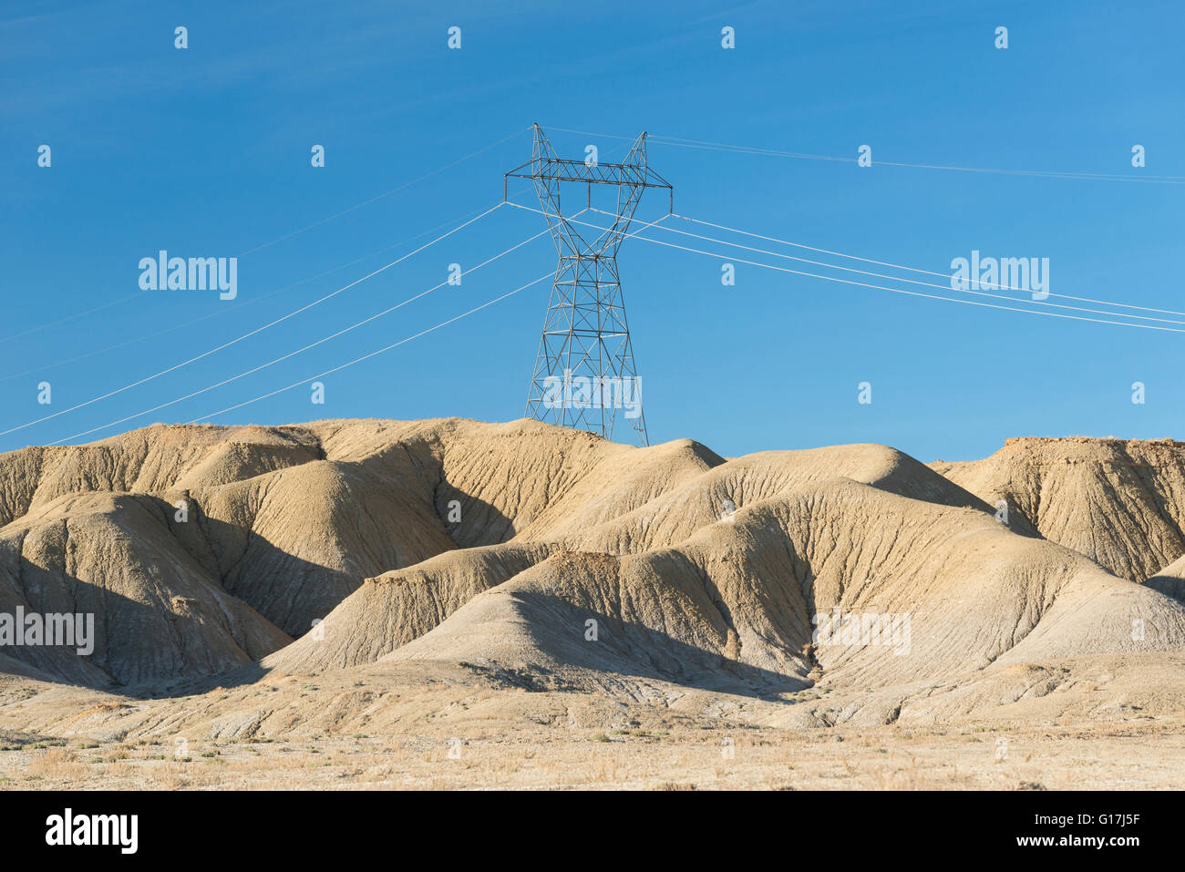 Lignes électriques et badlands dans la région des quatre coins, Nouveau Mexique. Banque D'Images