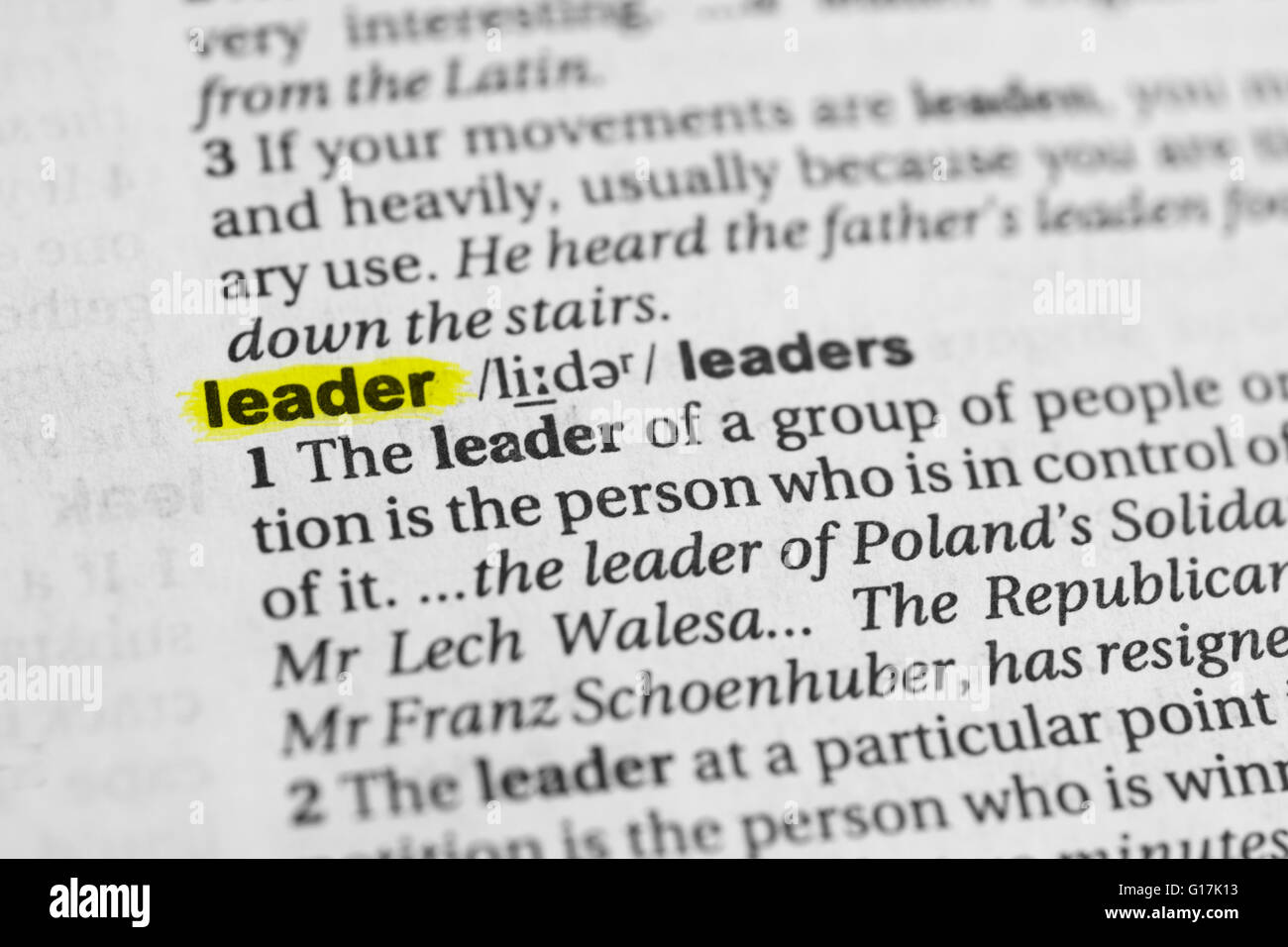 Détail du mot anglais "leader" mis en évidence et sa définition dans le dictionnaire Banque D'Images