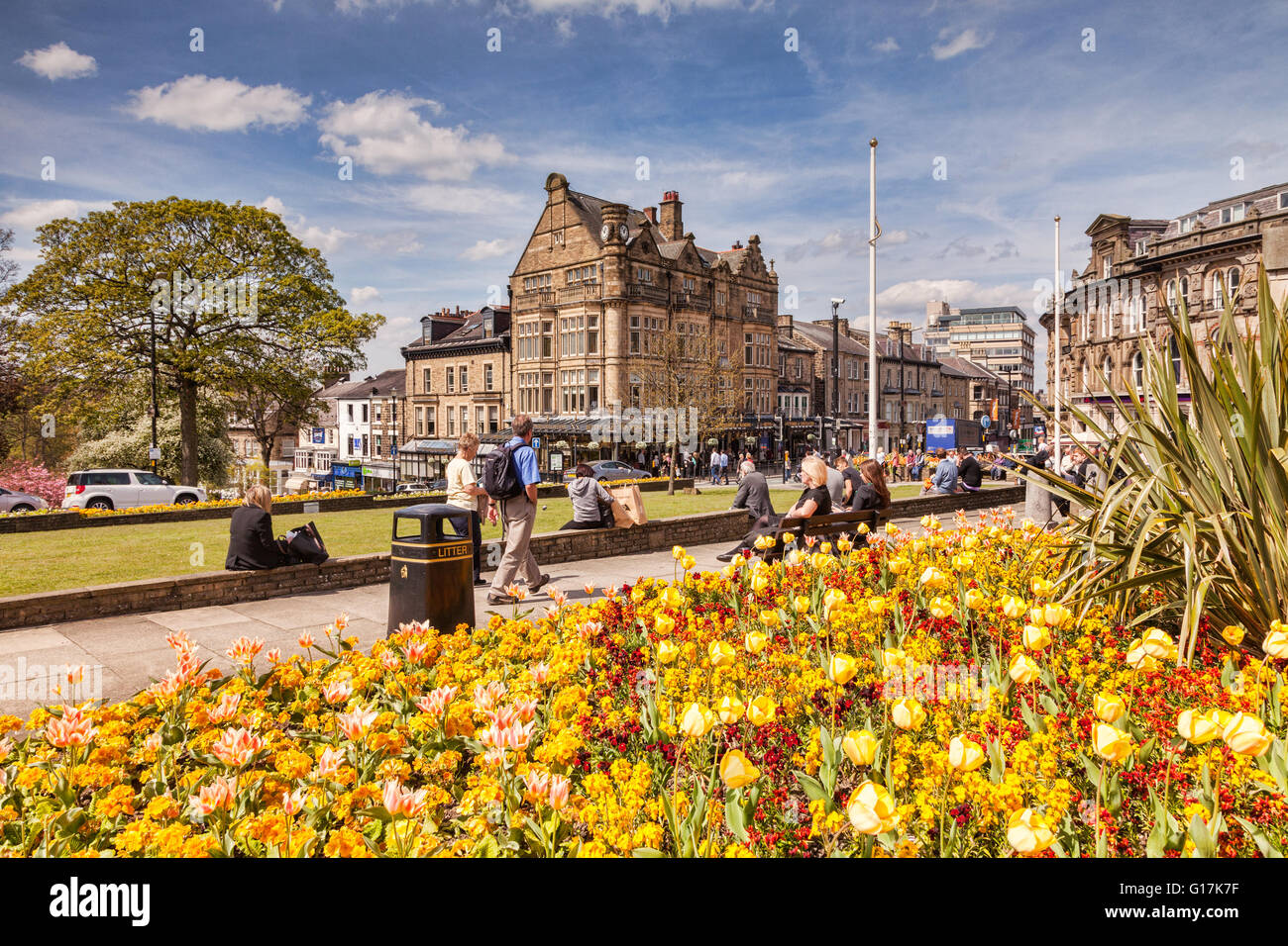 Vue de Harrogate sur une journée de printemps, lumineux avec Betty's Tea Rooms en arrière-plan. North Yorkshire, Angleterre, Royaume-Uni. Banque D'Images
