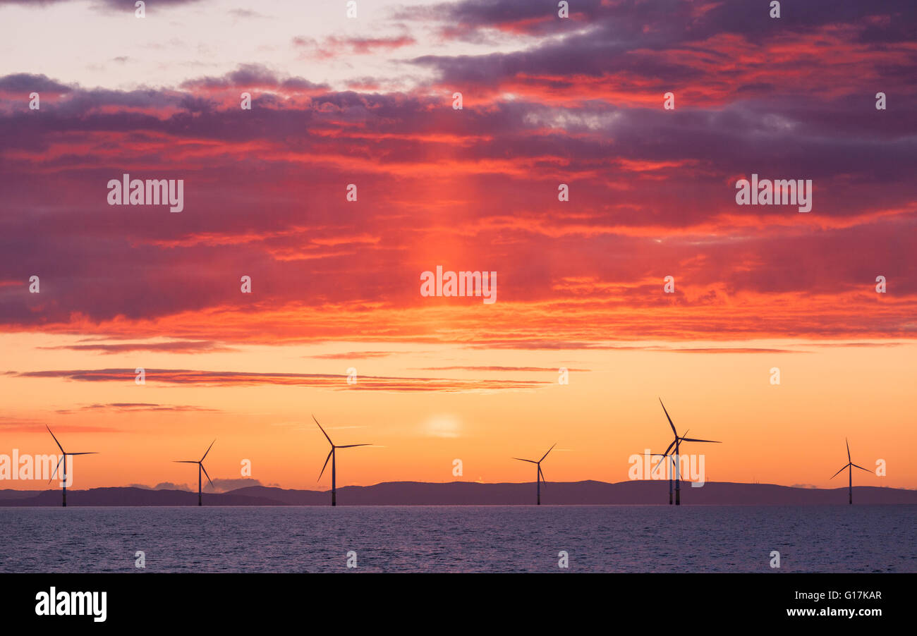 Lever de soleil sur l'éolien offshore Walney au large de la côte de Cumbrie au Royaume-Uni Banque D'Images