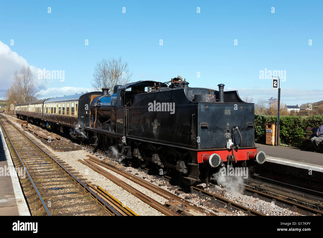 Un train local de Minehead entrant Williton station sur la West Somerset Railway, England, UK Banque D'Images