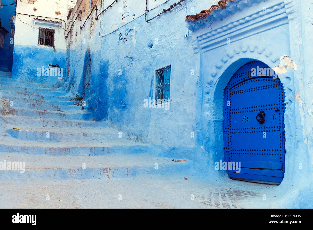 Blue-lavé escalier dans la vieille ville de Chefchaouen, Maroc Banque D'Images