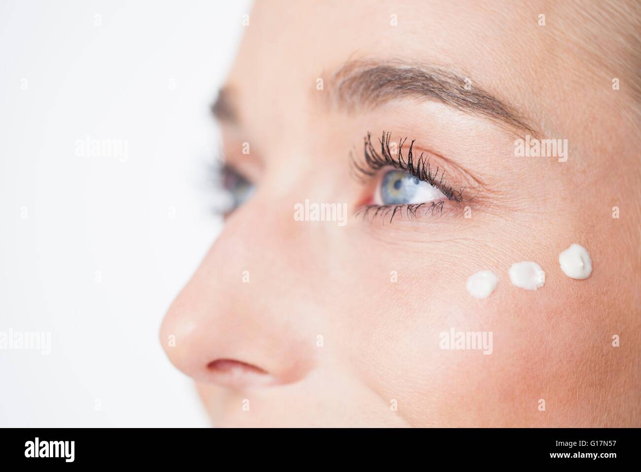 Portrait de womans face avec la crème pour le visage, sur Banque D'Images