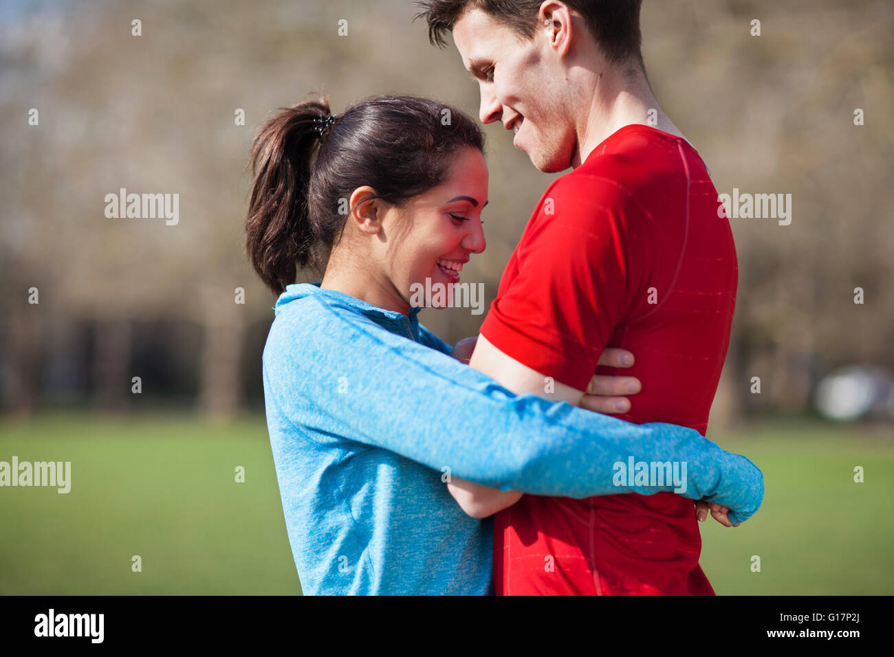 Jeune couple hugging in park, formation Banque D'Images