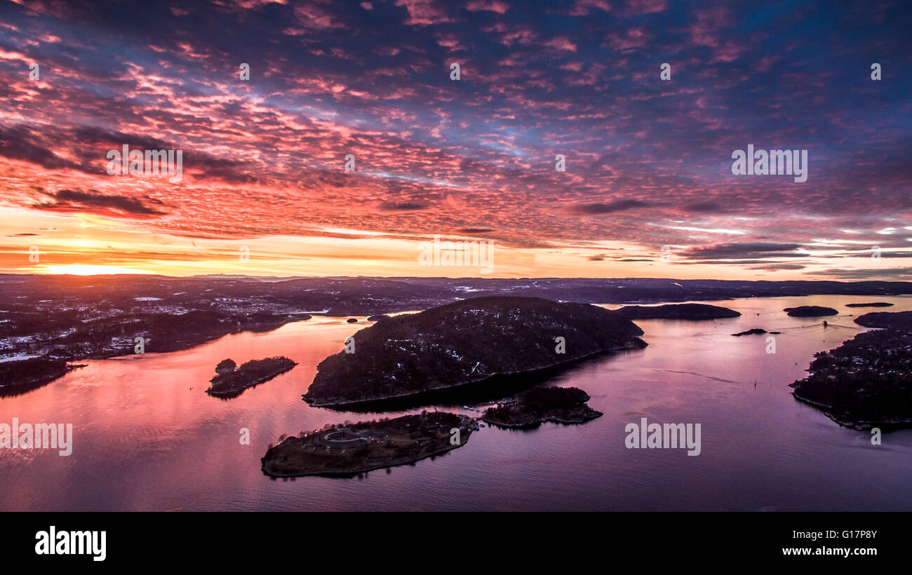 Vue aérienne de coucher de soleil sur Drobak Oscarsborg, Norvège, Banque D'Images