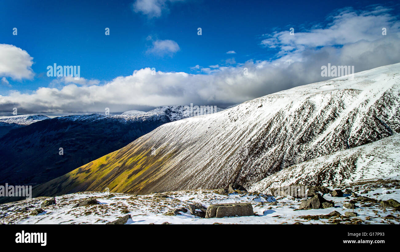 La neige a couvert Scafell Pike, Lake District, Cumbria, Royaume-Uni Banque D'Images
