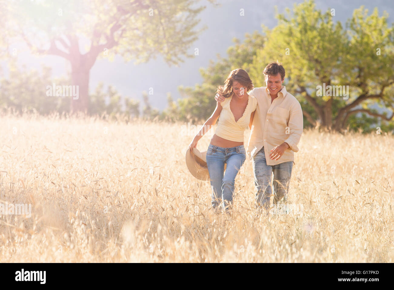 Couple strolling romantique dans la zone d'herbes hautes, Majorque, Espagne Banque D'Images