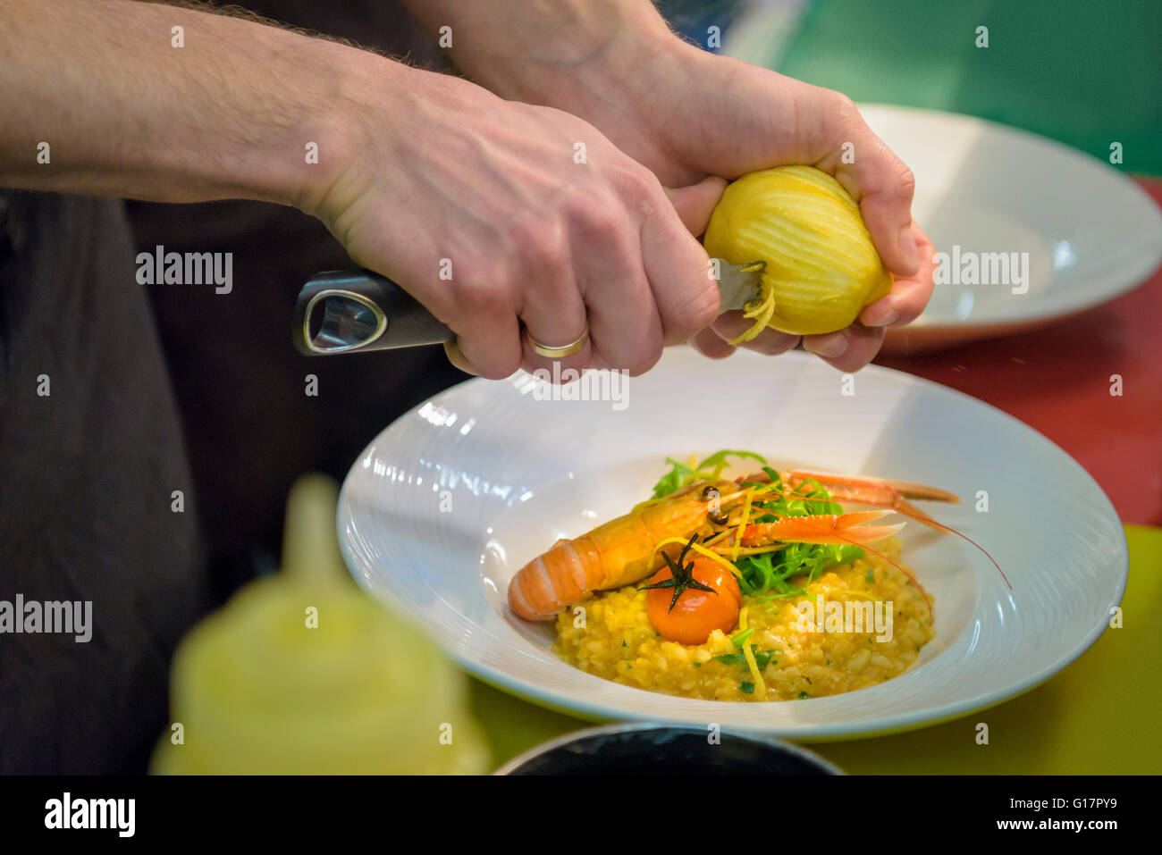 Chef preparing risotto alla crema di scampi dans restaurant traditionnel italien cuisine, Close up Banque D'Images